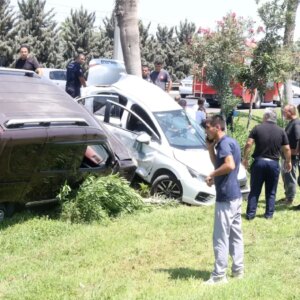 antalyada trafik kazasi 2 polis yarali N9QPgqnv
