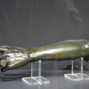 parmaginda yuzuk olan 2 bin yillik bronz kol parcasi 45 yil sonra ilk kez sergide aclrDaaE