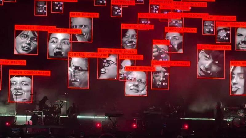 massive attackten konserde teknoloji eylemi yuz tanima sistemi kullanildi dinleyicilerin ruh halleri dev ekrana yansitildi YPndxHcT