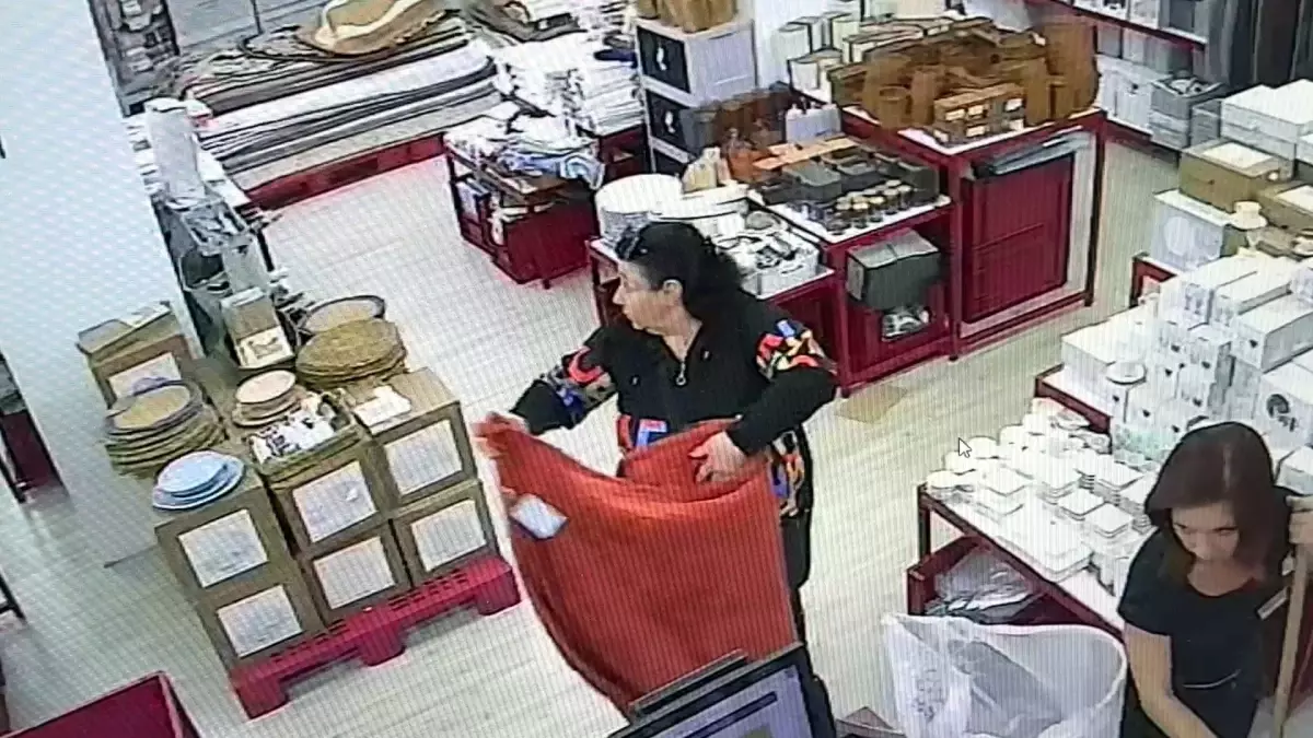 avcilarda tekstil magazasinda hirsizlik m9OpA268.jpg