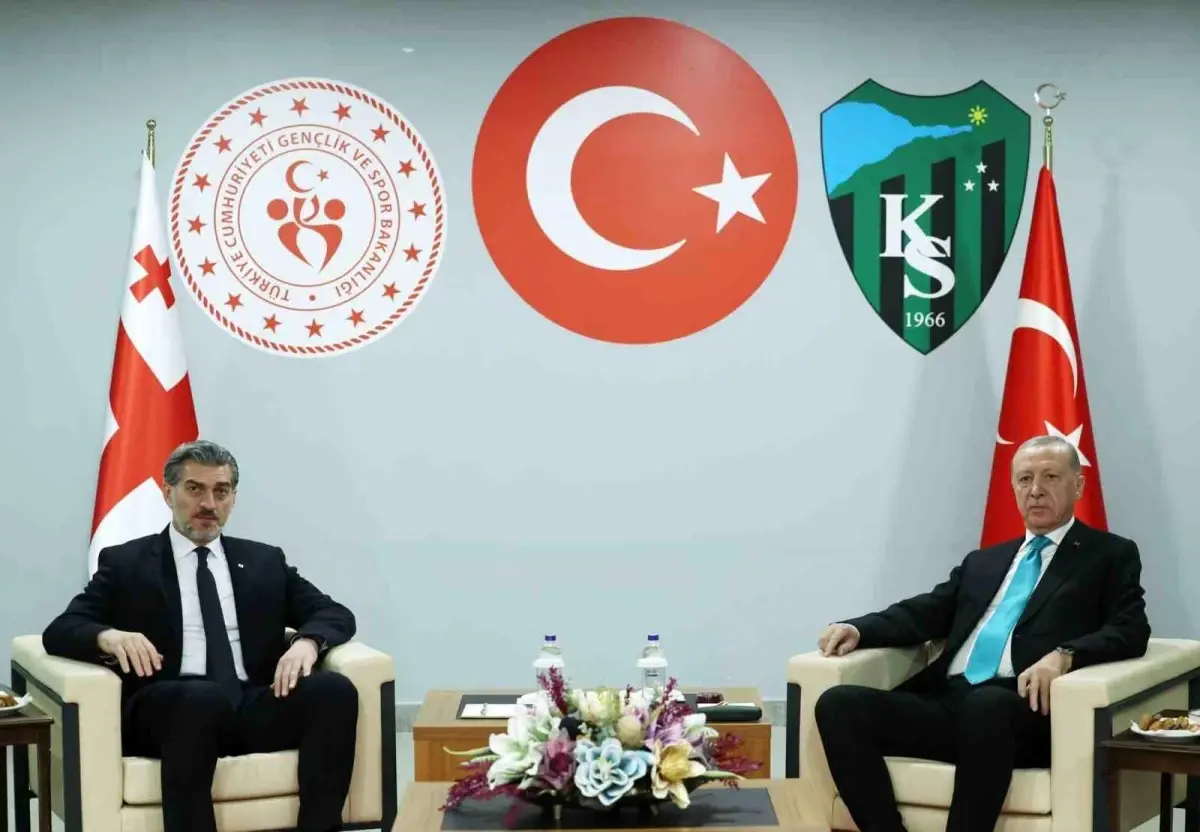 erdogan gurcistan cumhurbaskani ile futbol karsilasmasindan sonra gorustu SPHEgdPJ.jpg