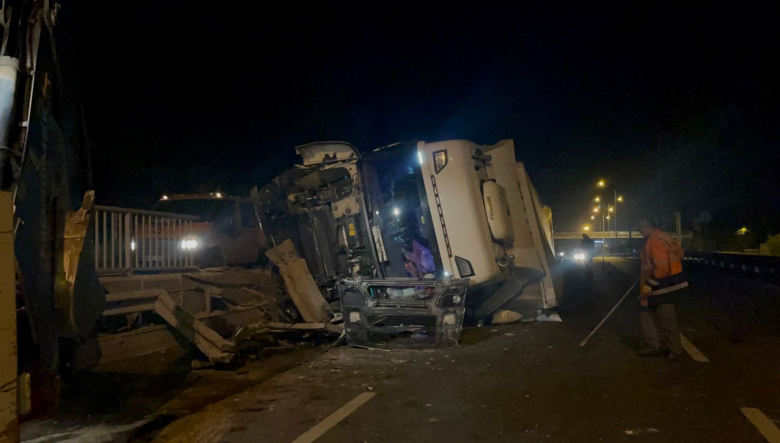 eskisehir ankara yolunda tir devrildi ulasimda aksama yasandi aRtYvXyg.jpg