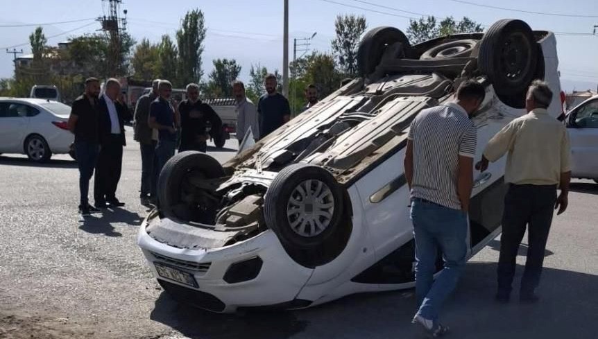 igdirda kaza araclardan biri ters dondu iki kisi yaralandi lk8KY2ju