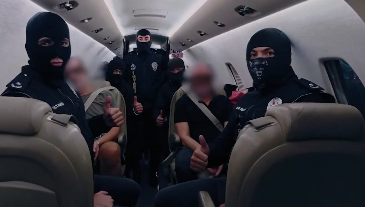 kirmizi bultenle araniyordu baede yakalanan iki kisi turkiyeye getirildi 1UTx2VPF