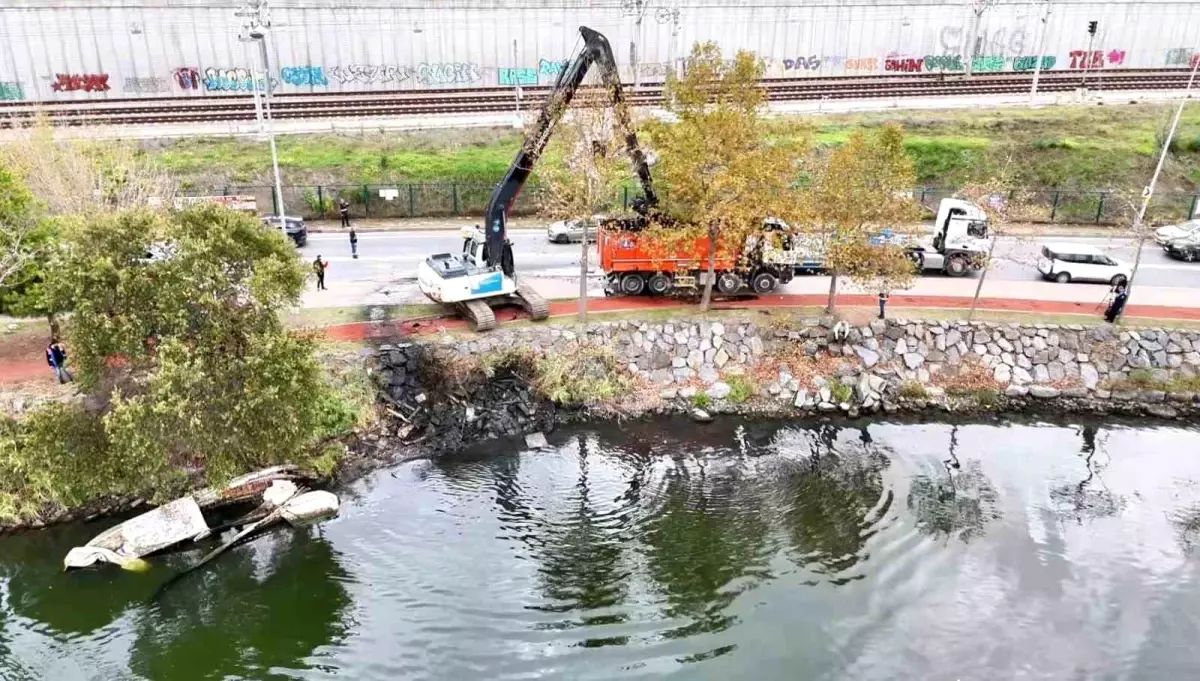 kucukcekmecede menekse deresi temizleniyor sjbBXMl3.jpg