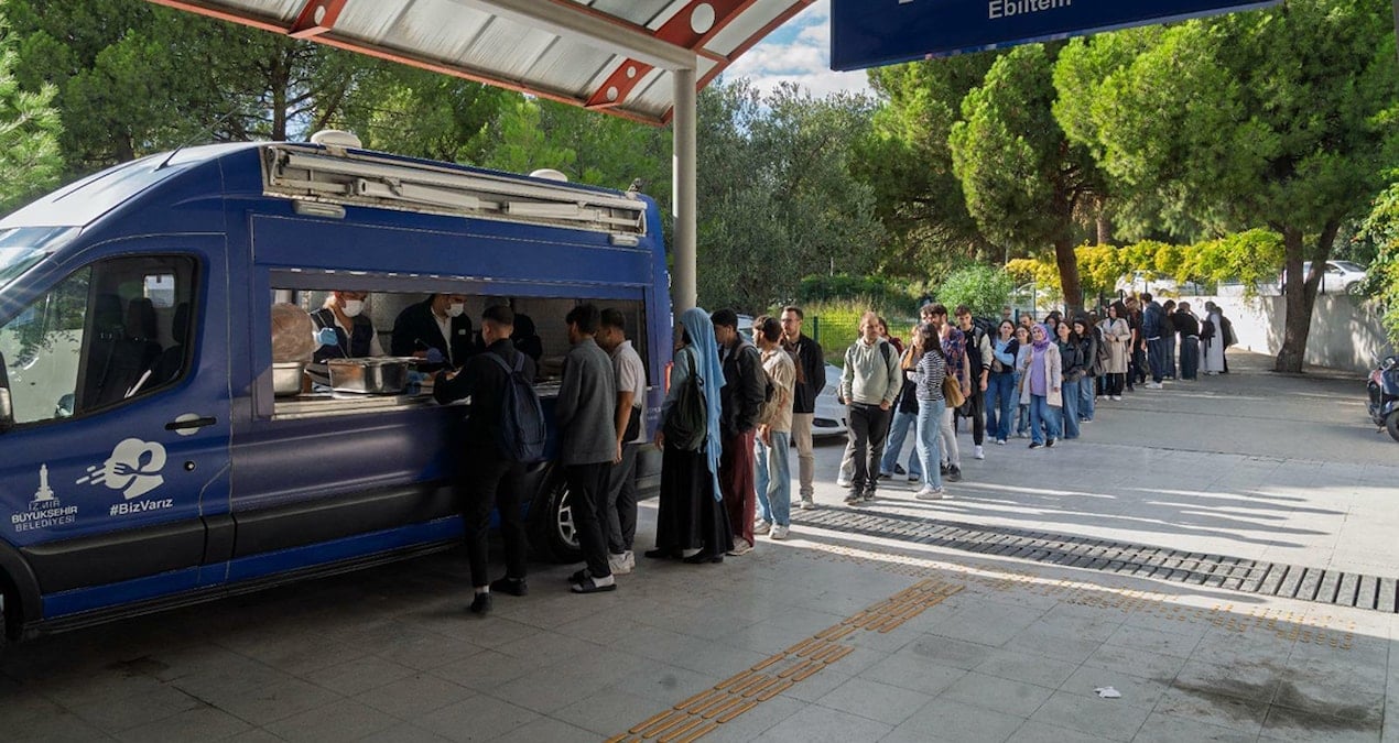 universiteliler ucretsiz yemek kuyrugunda u1xD4CmN.jpg