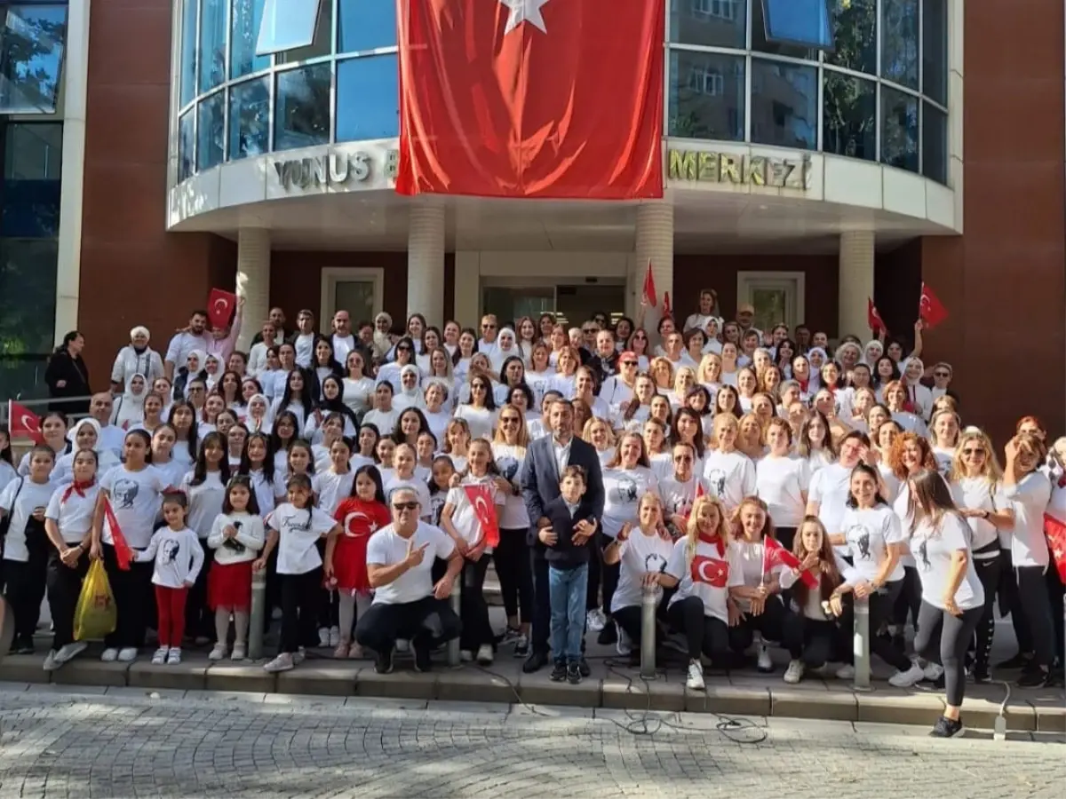 cumhuriyetin 102 yili sari zeybek ile kutlandi TajcvVm6.jpg