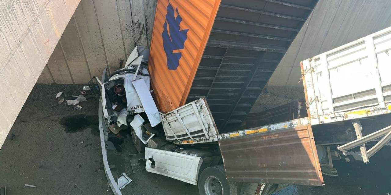 kamyonetle carpisan tir kopruden uctu Yasm8WFH.jpg