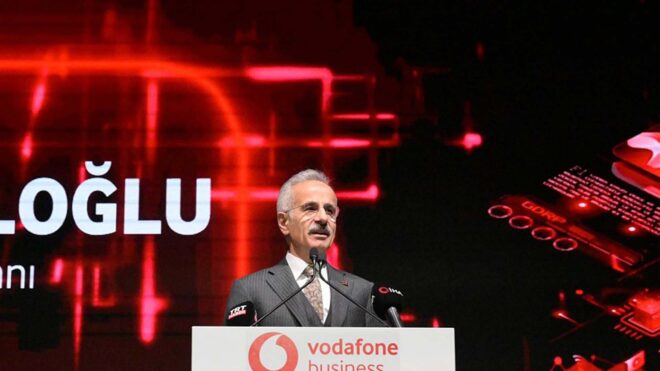 Ulaştırma ve Altyapı Bakanı Abdulkadir Uraloğlu, Vodafone’un, “5G Çağı: Yeni Nesil Bağlantı ile Yeni Ufuklar” teması altında düzenlediği Vodafone Business Tech Connect Ankara etkinliğinde açıklamalarda bulundu. “Turkcell, Vodafone ve Türk Telekom’un rekabetiyle 16 Ekim’de gerçekleştirdiğimiz 5G yetkilendirme ihalesi neticesinde 3 milyar 534 milyon dolar gelir elde ettik.” diyen Uraloğlu, açıklamasının devamında “İnşallah, 1 Nisan 2026 tarihinde ilk sinyalini alacağımız 5G hizmetlerini de 2 yıl içerisinde ülkemizin her bir noktasında hizmete sunmayı hedefliyoruz.” ifadelerini kullandı. Uluslararası kuruluşların geleceğe yönelik tahminlerinin, 5G mobil bağlantılarının ve penetrasyon oranlarının dünya genelinde önemli ölçüde artacağını gösterdiğini dile getiren Bakan Uraloğlu, “Sektör raporları, küresel 5G bağlantı sayısının 2029 yılına kadar yaklaşık 8,5 milyara ulaşacağını ve bu rakamın tüm kablosuz teknolojilerin yaklaşık yüzde 59’unu temsil edeceğini öngörüyor. Abonelik bazında ise 2030 sonunda 6,3 milyar 5G abonesine ulaşılması, bu sayının toplam mobil aboneliklerin yüzde 67’sini oluşturması bekleniyor.” diye konuştu. Küresel 5G altyapı pazarının değerinin de 2025 yılında yaklaşık […]</p>
<p>Ulaştırma ve Altyapı Bakanı Abdulkadir Uraloğlu, Vodafone’un “5G Çağı: Yeni Nesil Bağlantı ile Yeni Ufuklar” teması altında düzenlenen etkinlikte yaptığı açıklamada, 5G hizmetlerini Türkiye’nin her noktasında 2 yıl içinde sunmayı hedeflediklerini belirtti. Uraloğlu, Turkcell, Vodafone ve Türk Telekom’un 16 Ekim’de gerçekleştirdiği 5G yetkilendirme ihalesinden 3 milyar 534 milyon dolar gelir elde ettiklerini dile getirdi. Bakan Uraloğlu, uluslararası kuruluşların 5G mobil bağlantılarının ve penetrasyon oranlarının dünya çapında artacağı yönündeki tahminlerine değinerek, küresel 5G bağlantı sayısının 2029’a kadar yaklaşık 8,5 milyara ulaşacağını ve bu rakamın tüm kablosuz teknolojilerin yaklaşık yüzde 59’unu temsil edeceğini belirtti. Aynı zamanda, 2030 yılına gelindiğinde 6,3 milyar 5G abonesine ulaşılmasının beklendiğini ve bu rakamın toplam mobil aboneliklerin yüzde 67’sini oluşturacağını vurguladı.</p>
<p><a href="https://www.log.com.tr/ulastirma-ve-altyapi-bakani-5g-hizmetlerini-2-yil-icerisinde-ulkemizin-her-bir-noktasinda-hizmete-sunmayi-hedefliyoruz/">Ulaştırma ve Altyapı Bakanı: “5G hizmetlerini 2 yıl içerisinde ülkemizin her bir noktasında hizmete sunmayı hedefliyoruz.”</a> yazısı ilk olarak <a href="https://www.log.com.tr/">Teknoloji haberleri – LOG</a> üzerinde yayınlandı.</p>
		</div><!-- .entry-content -->
		<footer class="entry-footer">
					</footer><!-- .entry-footer -->
	</div>
</article><!-- #post-12222 -->

	<nav class="navigation post-navigation" aria-label="Yazılar">
		<h2 class="screen-reader-text">Yazı gezinmesi</h2>
		<div class="nav-links"><div class="nav-previous"><a href="https://bornova-haber.com.tr/istanbul-valiliginden-firtina-uyarisi-bati-karadeniz-ve-marmarada-kuvvetli-ruzgar-bekleniyor/" rel="prev"></span> <span class="nav-title">İstanbul Valiliği’nden fırtına uyarısı: Batı Karadeniz ve Marmara’da kuvvetli rüzgar bekleniyor</span></a></div><div class="nav-next"><a href="https://bornova-haber.com.tr/efootball-950-milyon-indirmeye-ulasti-manchester-united-efsaneleri-geri-donuyor/" rel="next"></span> <span class="nav-title">eFootball 950 milyon indirmeye ulaştı: Manchester United efsaneleri geri dönüyor</span></a></div></div>
	</nav>				<div class="related-posts">
											<h2 class="related-title">Related Posts</h2>
										<div class="related-post-container">
													<article id="post-8896" class="post-8896 post type-post status-publish format-standard has-post-thumbnail hentry category-haber">
								<div class="single-card-container grid-card">
									<div class="single-card-image">
										<a href="https://bornova-haber.com.tr/resul-emrah-sahan-kimsenin-bilmedigi-gecmisini-anlatti-3-arkadasin-kaderi-silivride-kesisti/">
			<div class="post-thumbnail">
				<img width="1280" height="640" src="https://bornova-haber.com.tr/wp-content/uploads/2025/12/resul-emrah-sahan-kimsenin-bilmedigi-gecmisini-anlatti-3-arkadasin-kaderi-silivride-kesisti-zrlRvclO.jpg" class="attachment-post-thumbnail size-post-thumbnail wp-post-image" alt="" decoding="async" srcset="https://bornova-haber.com.tr/wp-content/uploads/2025/12/resul-emrah-sahan-kimsenin-bilmedigi-gecmisini-anlatti-3-arkadasin-kaderi-silivride-kesisti-zrlRvclO.jpg 1280w, https://bornova-haber.com.tr/wp-content/uploads/2025/12/resul-emrah-sahan-kimsenin-bilmedigi-gecmisini-anlatti-3-arkadasin-kaderi-silivride-kesisti-zrlRvclO-300x150.jpg 300w, https://bornova-haber.com.tr/wp-content/uploads/2025/12/resul-emrah-sahan-kimsenin-bilmedigi-gecmisini-anlatti-3-arkadasin-kaderi-silivride-kesisti-zrlRvclO-1024x512.jpg 1024w, https://bornova-haber.com.tr/wp-content/uploads/2025/12/resul-emrah-sahan-kimsenin-bilmedigi-gecmisini-anlatti-3-arkadasin-kaderi-silivride-kesisti-zrlRvclO-768x384.jpg 768w" sizes="(max-width: 1280px) 100vw, 1280px" />			</div><!-- .post-thumbnail -->

		</a>
									</div>
									<div class="single-card-detail">
										<h2 class="card-title"><a href="https://bornova-haber.com.tr/resul-emrah-sahan-kimsenin-bilmedigi-gecmisini-anlatti-3-arkadasin-kaderi-silivride-kesisti/" rel="bookmark">Resul Emrah Şahan kimsenin bilmediği geçmişini anlattı! 3 arkadaşın kaderi Silivri’de kesişti</a></h2>										<div class="post-exerpt">
											<p>Şişli Belediye Başkanı Resul Emrah Şahan, İBB Başkanı ve Cumhurbaşkanı adayı Ekrem İmamoğlu ile beraber 19 Mart